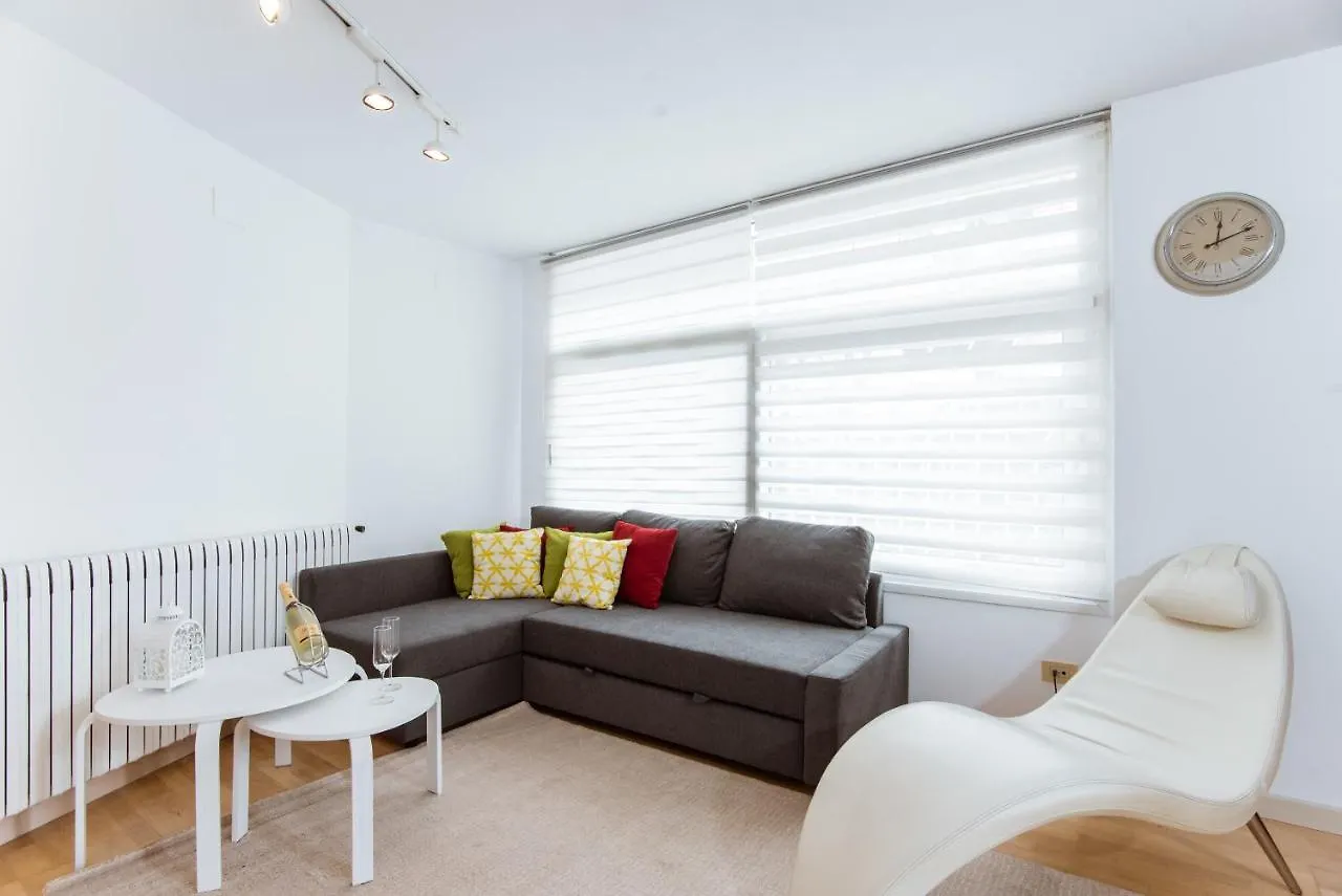 Two Bedroom Townhouse Within 10Min Walk From Beach Barcelona Lägenhet