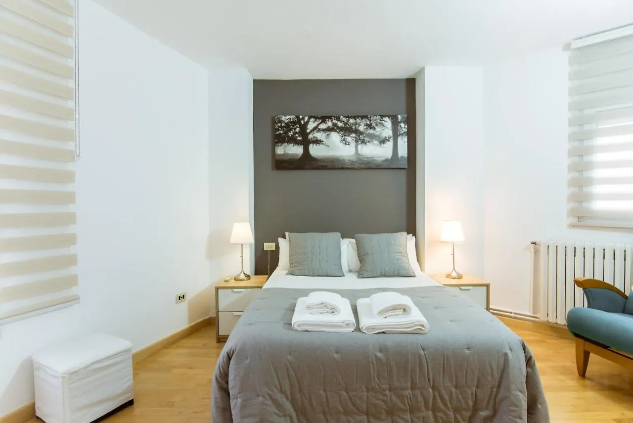 Lägenhet Two Bedroom Townhouse Within 10Min Walk From Beach Barcelona Spanien
